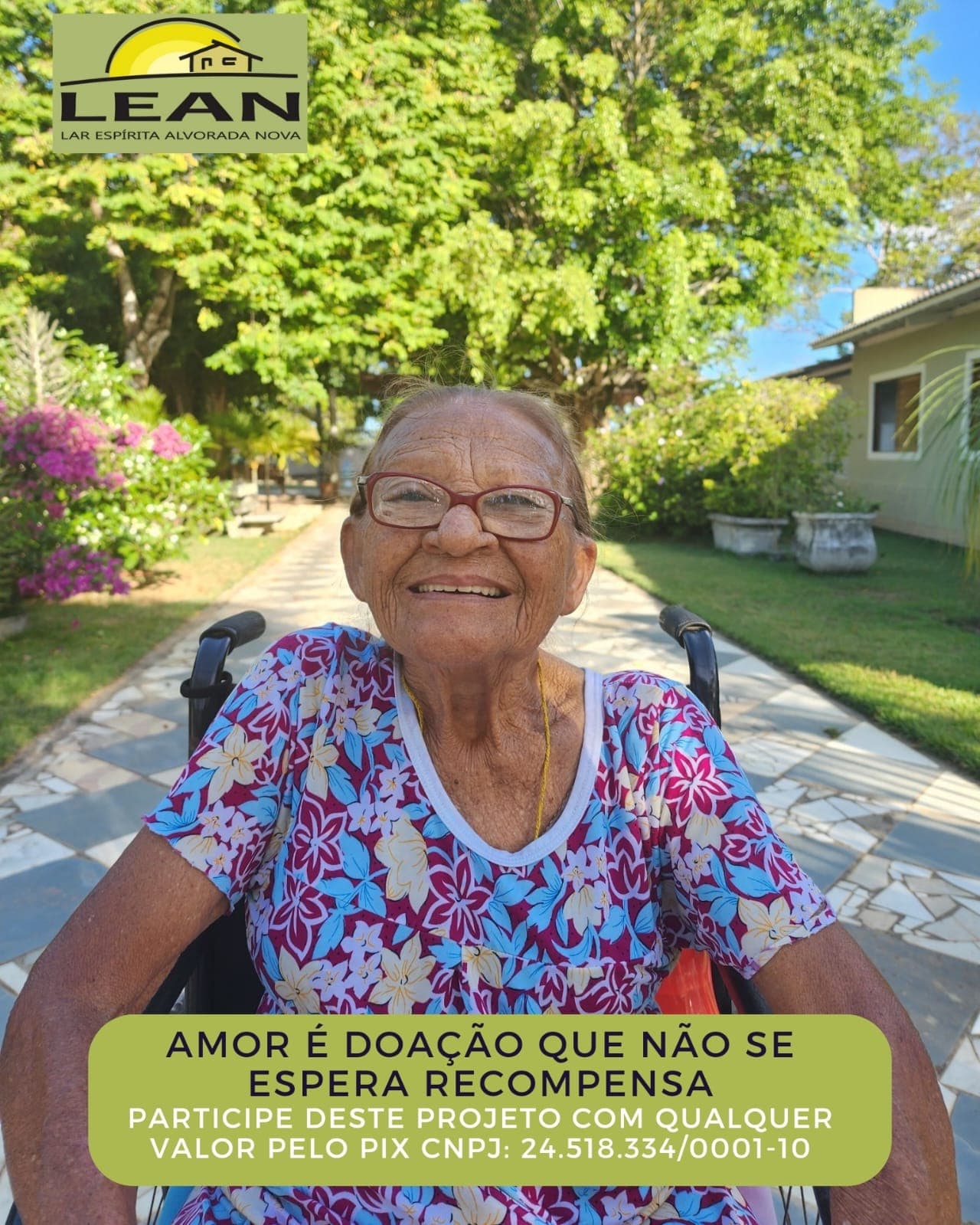 Voluntário sorrindo enquanto ajuda um idoso