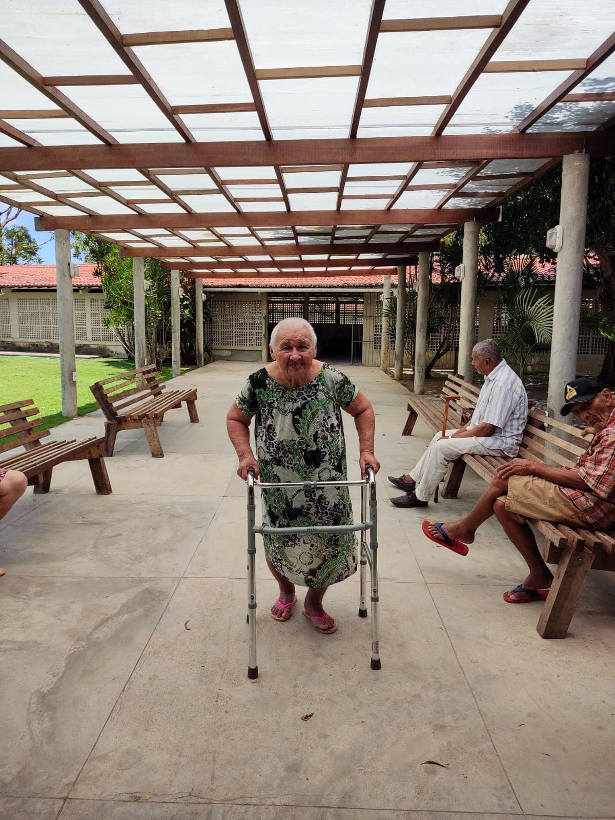 Cuidadora conversando carinhosamente com um idoso residente do LEAN